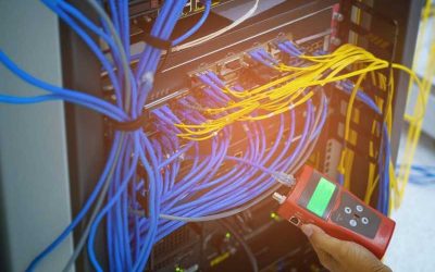 Los diferentes tipos de redes de voz y datos, incluyendo redes cableadas, inalámbricas y móviles.