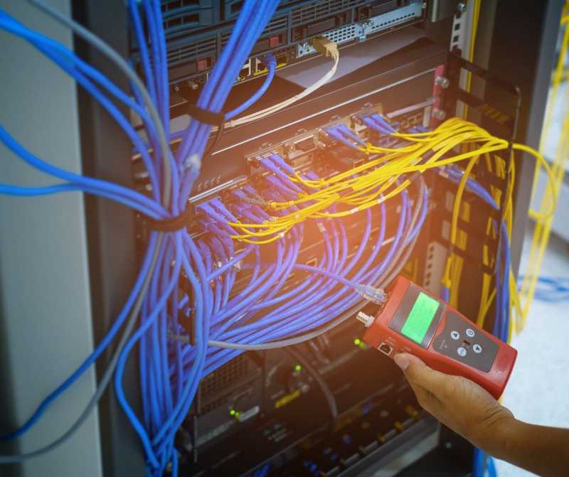 Los diferentes tipos de redes de voz y datos, incluyendo redes cableadas, inalámbricas y móviles.