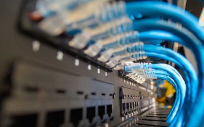 Cómo seleccionar el tipo de red de voz y datos adecuada para diferentes entornos, como hogares y empresas.