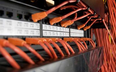 ¿Cuáles son las normas y regulaciones a considerar en la instalación de una red de voz y datos?