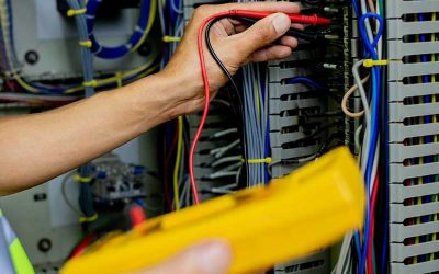 Cómo funciona un circuito eléctrico y qué componentes lo conforman.